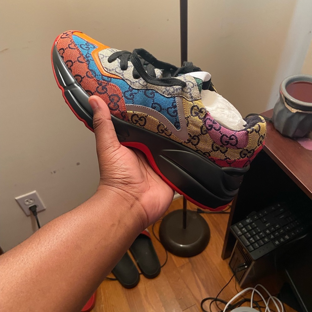 selling my authentic Gucci Shoes Never worn